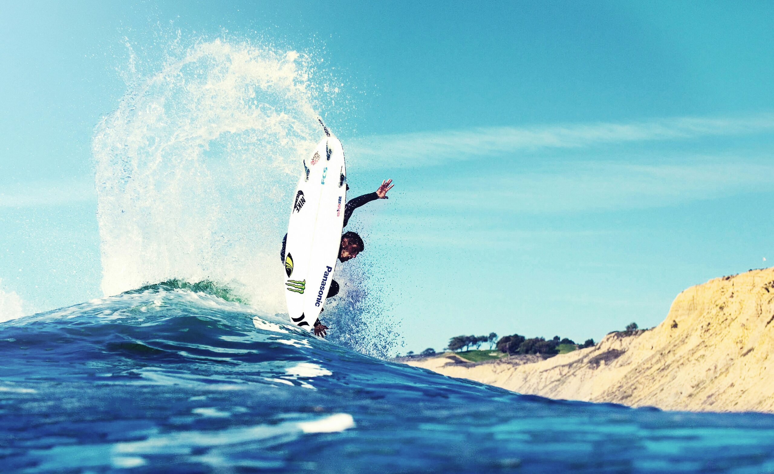 Choosing the Perfect Waterproof Smartphone Case for Surfing